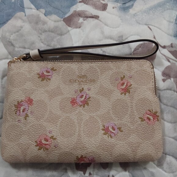 *** BUNDLE FOR   @kathytreto NWT Coach Floral Wristlet - Picture 8 of 8